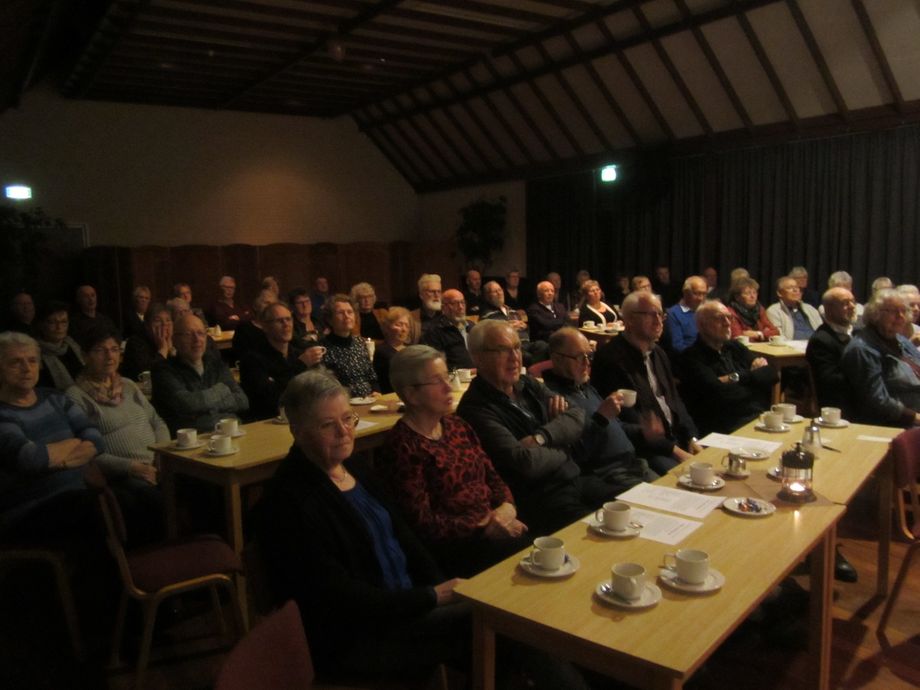 Heel veel mensen bij de toneel uitvoering